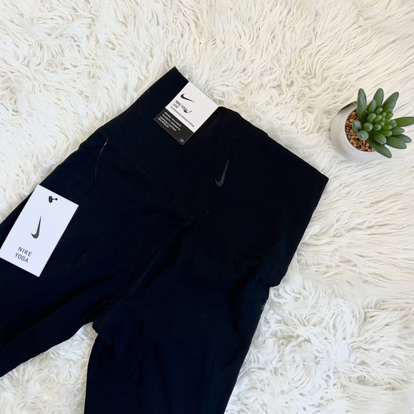 NIKE Yoga DRI-FIT Luxe High-waisted 7/8 Infinalon Black Legging - Picture 2 of 5